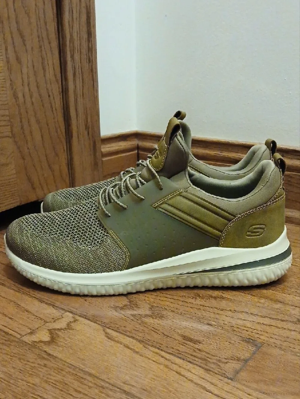 Skechers Khaki Lightweight Men's Sneaker Size 10